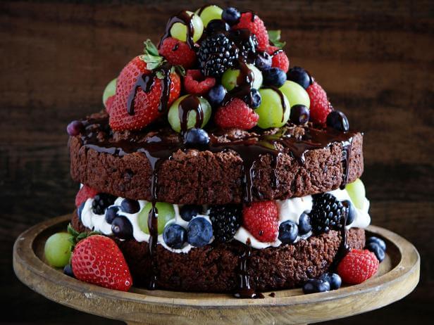 Шоколадный торт со сливочным сыром украшенный ягодами и шоколадной глазурью